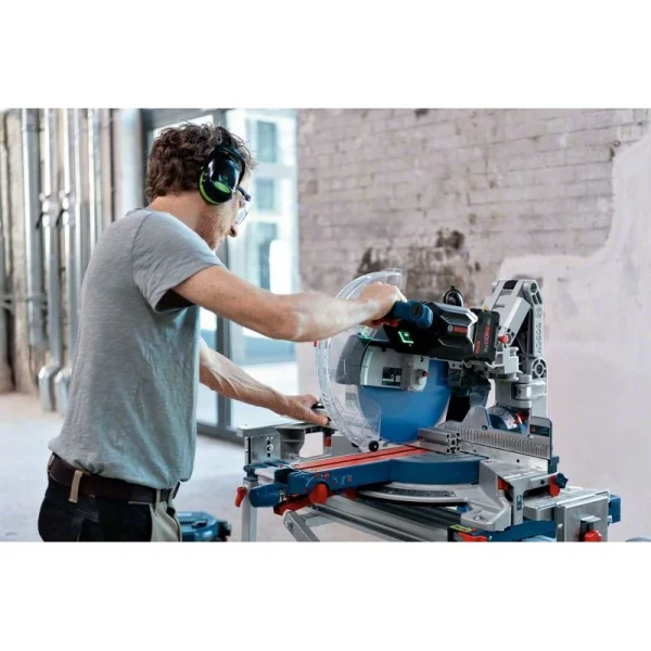Аккумуляторная торцовочная пила Bosch GCM 18V-305 GDC 0601B43000 — изображение 4