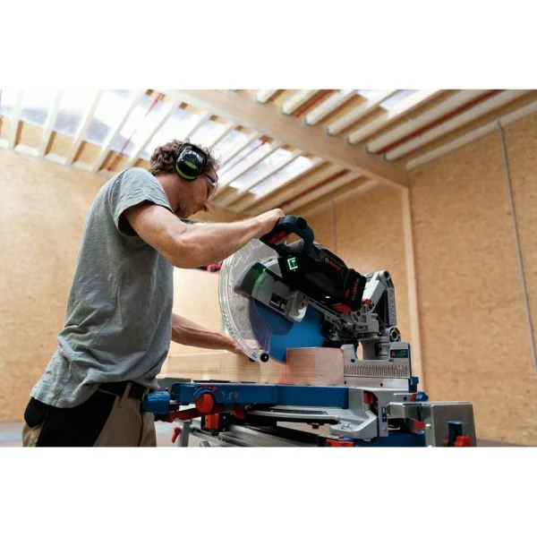 Аккумуляторная торцовочная пила Bosch GCM 18V-305 GDC 0601B43000 — изображение 9